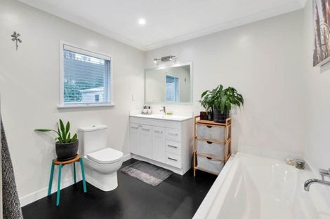 Photo of property in 4 Brunner Road, Glen Eden, Auckland, 0602