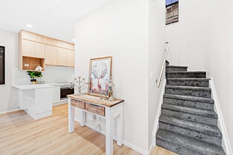 Photo of property in 10 Don Oliver Lane, Glen Eden, 0602