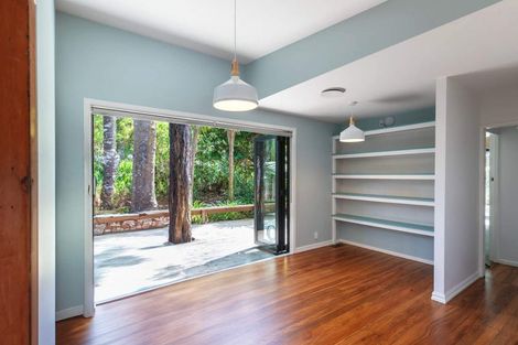 Photo of property in 44 Hollywood Avenue, Titirangi, Auckland, 0604