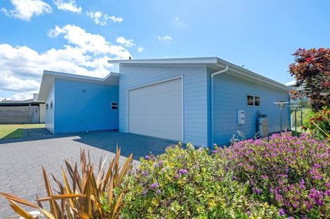 Photo of property in 2 Lakemere Way, Kinloch, Taupo, 3377