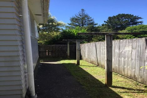 Photo of property in 35 Clayburn Road, Glen Eden, Auckland, 0602