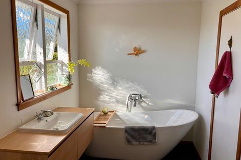 Photo of property in 28 Roland Hill, Glen Eden, Auckland, 0602