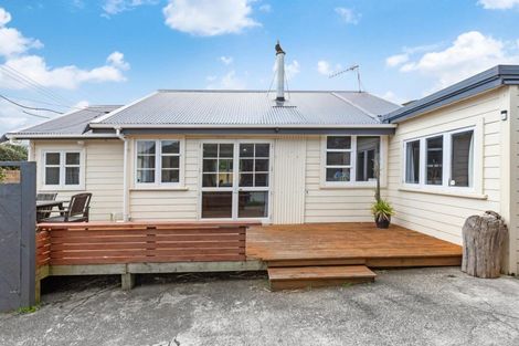 Photo of property in 2 Te Pari Pari Road, Pukerua Bay, 5026