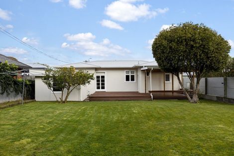 Photo of property in 17 East Street, Terrace End, Palmerston North, 4410