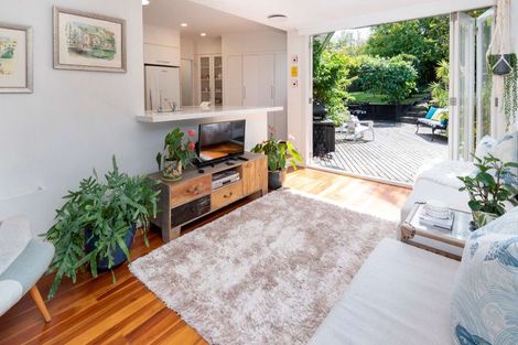 Photo of property in 10 Glenfern Road, Mellons Bay, Auckland, 2014