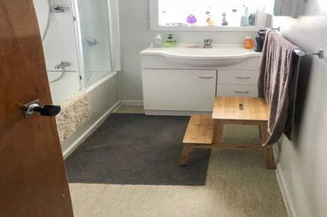 Photo of property in 32 Kervil Avenue, Te Atatu Peninsula, Auckland, 0610