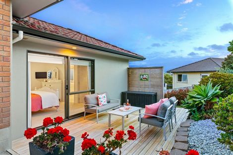 Photo of property in 20 Rising Parade, Fairview Heights, Auckland, 0632