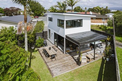 Photo of property in 15c Helga Crescent, Te Atatu Peninsula, Auckland, 0610