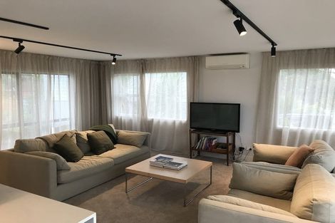 Photo of property in 2 Ravenwood Drive, Forrest Hill, Auckland, 0620