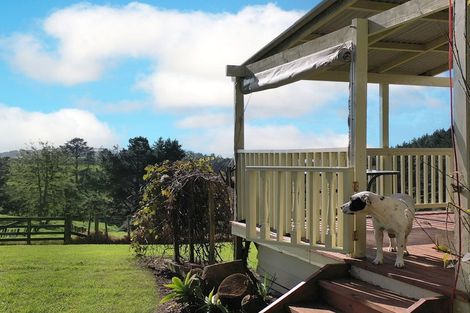 Photo of property in 2442 South Head Road, South Head, Helensville, 0874