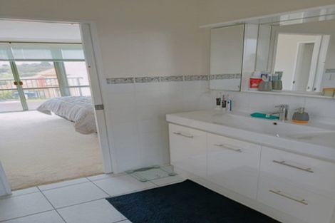 Photo of property in 11 Parkwood Crescent, Gulf Harbour, Whangaparaoa, 0930