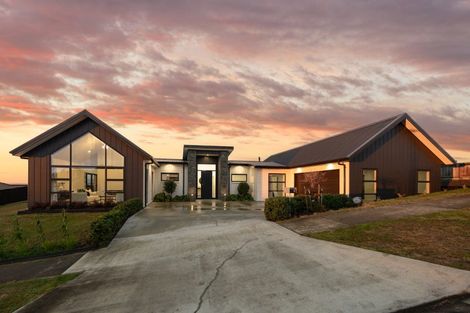 Photo of property in 44 Vaucluse Heights, Fitzherbert, Palmerston North, 4410