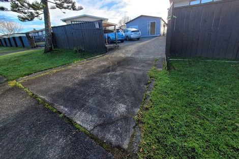 Photo of property in 5 Foyle Place, Glendene, Auckland, 0602