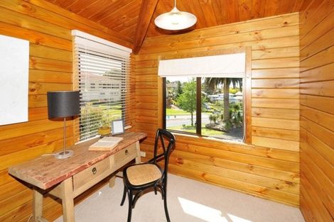 Photo of property in 21 Unsworth Drive, Unsworth Heights, Auckland, 0632