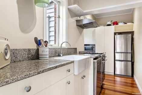 Photo of property in 5 Pine Street, New Lynn, Auckland, 0600