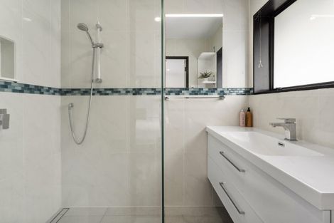 Photo of property in 1/870 Beach Road, Waiake, Auckland, 0630