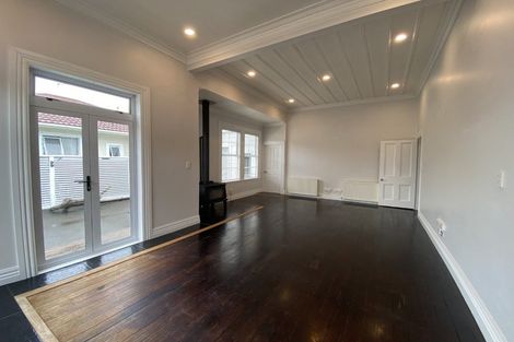 Photo of property in 25 Gilbert Street, New Plymouth, 4310