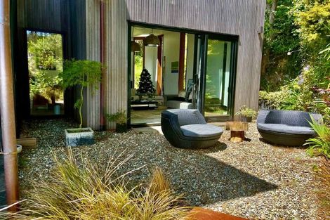 Photo of property in 11 Richmond Road, Mahina Bay, Lower Hutt, 5013