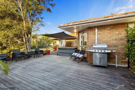 Photo of property in 14 Stonedge Lane, Rosedale, Auckland, 0632