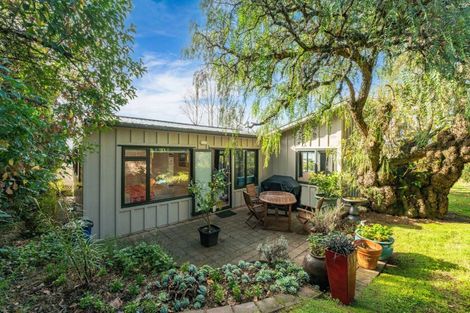 Photo of property in 2 Earle Place, Acacia Bay, Taupo, 3330