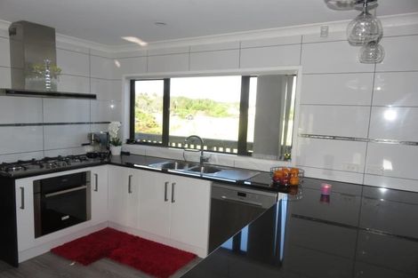 Photo of property in 32 Mervyn Kemp Drive, Tawa, Wellington, 5028