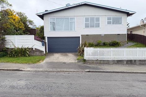 Photo of property in 3 Alder Place, Newlands, Wellington, 6037