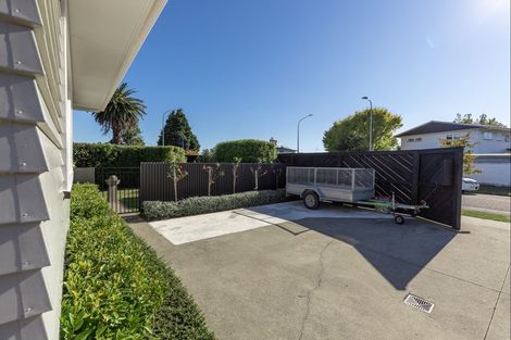 Photo of property in 2 Anzio Place, Awapuni, Palmerston North, 4412