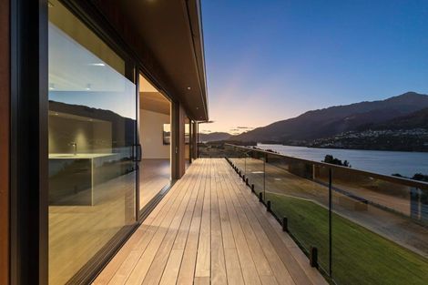 Photo of property in 6 Red Deer Rise, Kelvin Heights, Queenstown, 9300