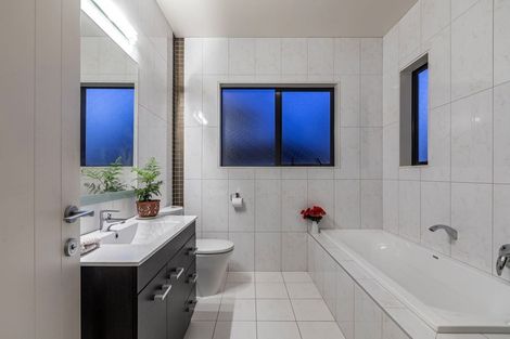 Photo of property in 10 Oak View Terrace, Schnapper Rock, Auckland, 0632