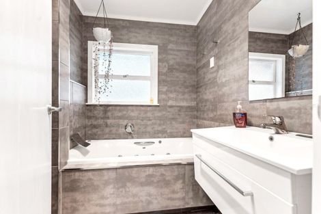 Photo of property in 6 Paterson Avenue, Pukekohe, 2120