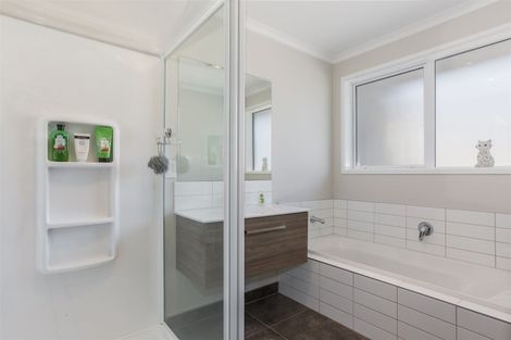 Photo of property in 3 Weatherdeck Close, Whitby, Porirua, 5024