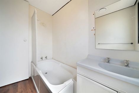 Photo of property in 2/76 Parrs Cross Road, Henderson, Auckland, 0612