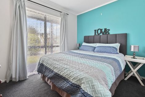 Photo of property in 12 Seaward Place, Wattle Downs, Auckland, 2103
