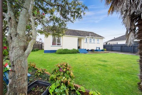 Photo of property in 10 Robbins Crescent, Hawera, 4610