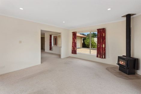 Photo of property in 41 Karoro Road, One Tree Point, 0118