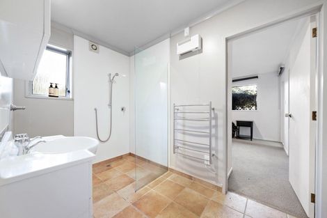 Photo of property in 4 Cedar Drive, Kelvin Heights, Queenstown, 9300