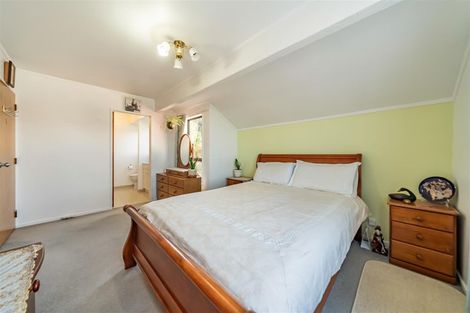 Photo of property in 10 Ordley Grove, Tawa, Wellington, 5028