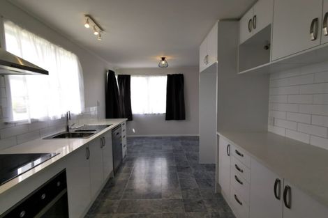 Photo of property in 2 Maybelle Place, Kelston, Auckland, 0602