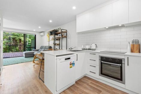 Photo of property in 29 Tokai Place, Glen Eden, 0602