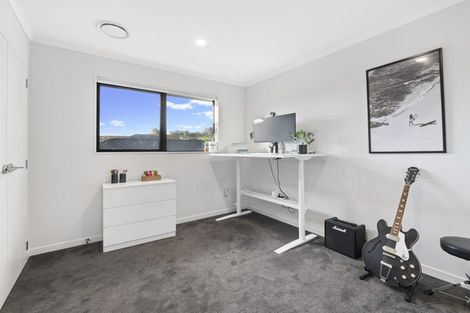 Photo of property in 16 Syd Grant Crescent, Orewa, 0931