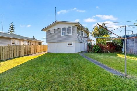 Photo of property in 32 Kirrie Avenue, Te Atatu South, Auckland, 0610