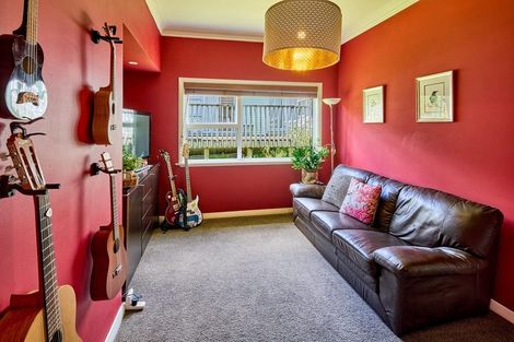 Photo of property in 35 Lincoln Avenue, Tawa, Wellington, 5028