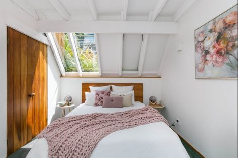 Photo of property in 6 Nakora Road, Karaka Bays, Wellington, 6022