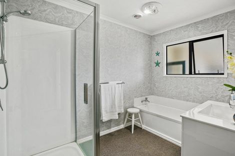 Photo of property in 2 Royal Heights, Glen Avon, New Plymouth, 4312