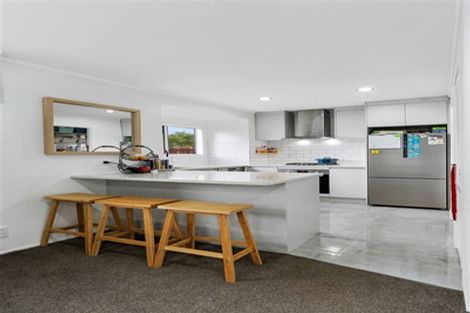 Photo of property in 2/8 Tusac Place, Totara Vale, Auckland, 0627