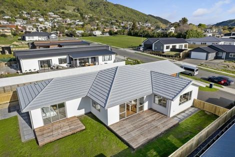 Photo of property in 18 Karearea Avenue, Waikanae, 5036