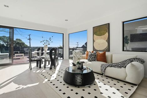 Photo of property in 2/5 View Road, Shelly Park, Auckland, 2014