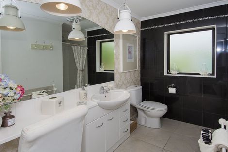 Photo of property in 10 Roger Guy Place, Welcome Bay, Tauranga, 3175