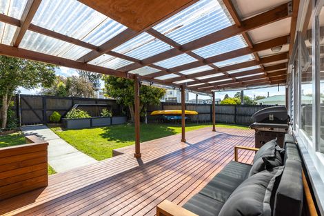 Photo of property in 102 Taikata Road, Te Atatu Peninsula, Auckland, 0610