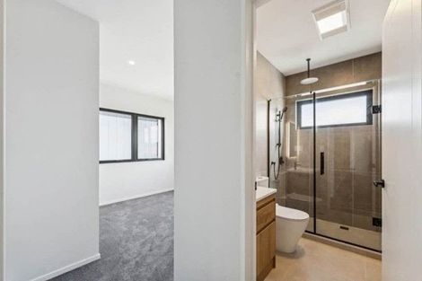 Photo of property in 18 Waimarie Drive, Karaka, 2578